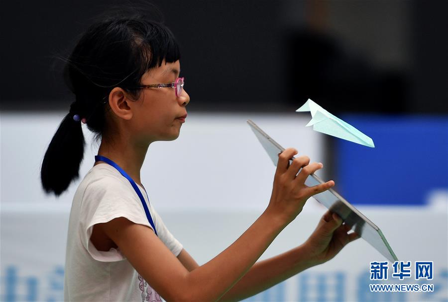 8月15日,广东队小选手覃小菲在悬浮纸飞机靶标竞时赛中.