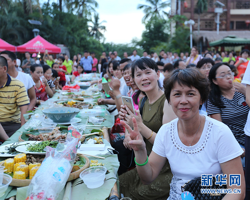 游客们为长桌宴美食点赞.新华网发(龚柳菀 摄)