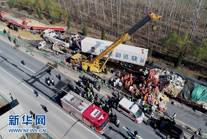 大广高速河南平舆段发生28辆大货车连环相撞交通事故已知3人死亡