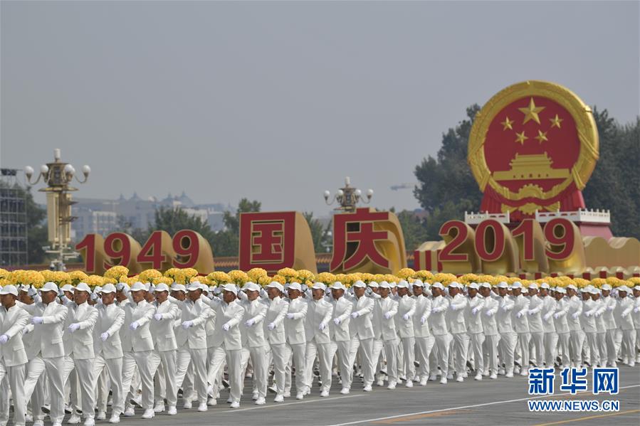 这是群众游行中的国庆年号和国徽方阵 新华社记者 刘潺 摄