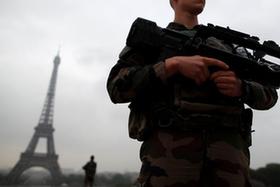 士兵持枪在巴黎埃菲尔铁塔巡逻