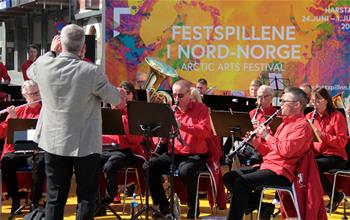 北极艺术节在挪威北极圈小镇开幕