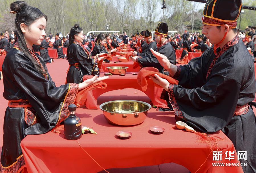 #（社会）（3）安徽合肥：36对新人举行汉式集体婚礼