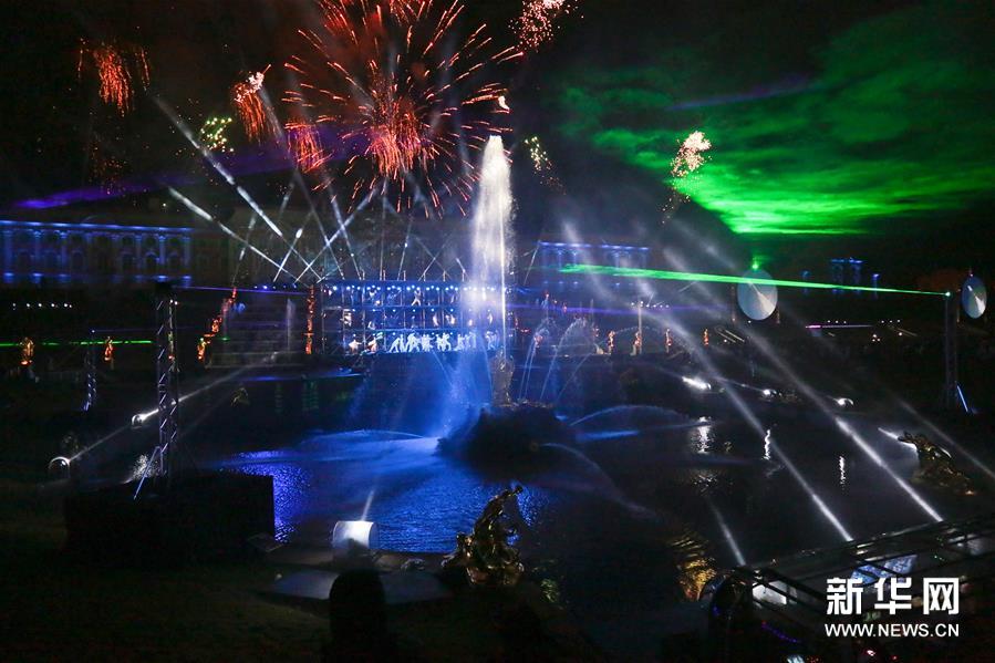 （国际）（1）圣彼得堡彼得夏宫灯光秀开启秋天喷泉季