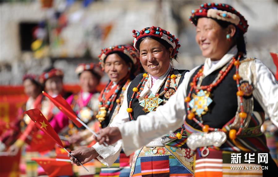 西藏日喀则:载歌载舞迎新年