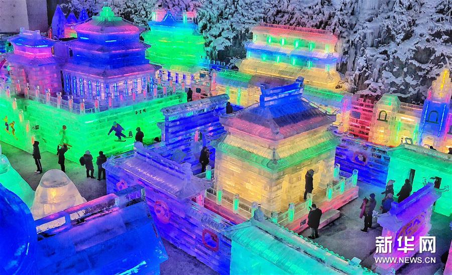 本届冰灯艺术节展区布置以2019北京世园会和2022北京冬奥会为主线,以