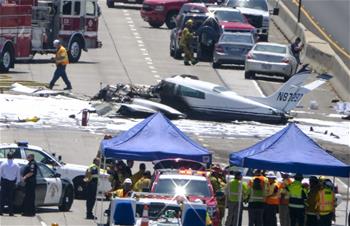 一小型飞机在美加州高速公路坠毁致3人受伤