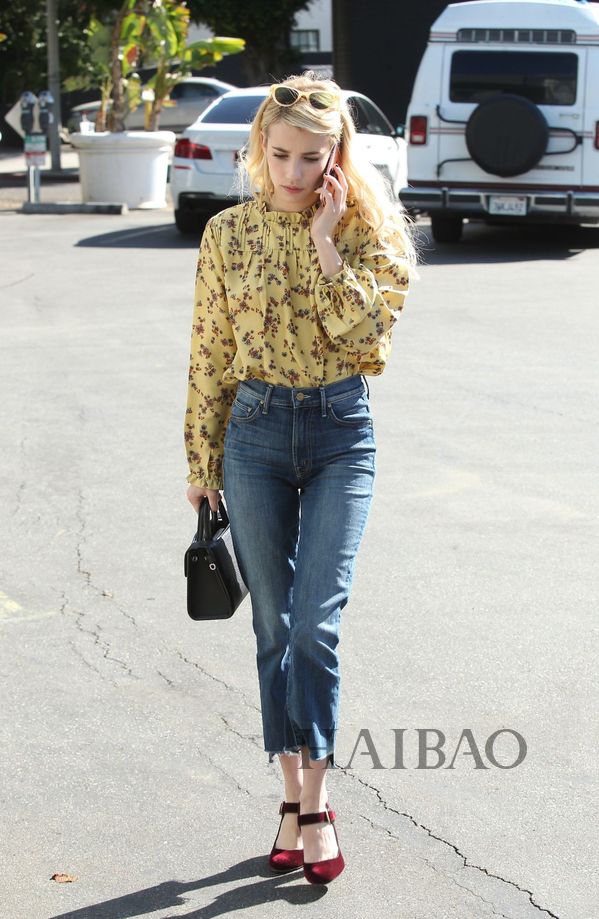 2016年10月19日，艾玛·罗伯茨 (Emma Roberts) 在西好莱坞外出买咖啡，和Evan Peters复合的她穿衣也十分明媚，一袭灯笼袖黄色小碎花衬衫+短一截喇叭牛仔裤复古舒适。