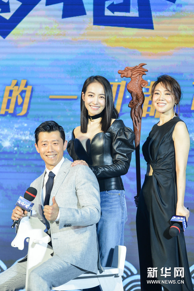 4月9日,演员夏雨,宋茜,闫妮(从左至右)出席《反转人生》定档发布会.