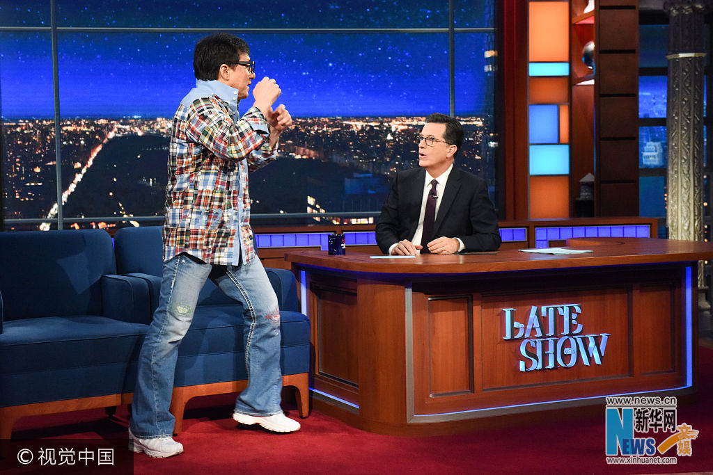 当地时间2017年10月6日，美国纽约，明星录制《扣扣熊深夜秀》。***_***成龙NEW YORK - OCTOBER 9: The Late Show with Stephen Colbert and guest Jackie Chan during Monday's October 9, 2017 show. (Photo by Scott Kowalchyk/CBS via Getty Images)