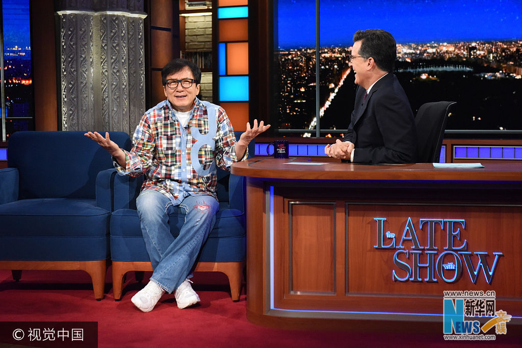 当地时间2017年10月6日，美国纽约，明星录制《扣扣熊深夜秀》。***_***成龙NEW YORK - OCTOBER 9: The Late Show with Stephen Colbert and guest Jackie Chan during Monday's October 9, 2017 show. (Photo by Scott Kowalchyk/CBS via Getty Images)