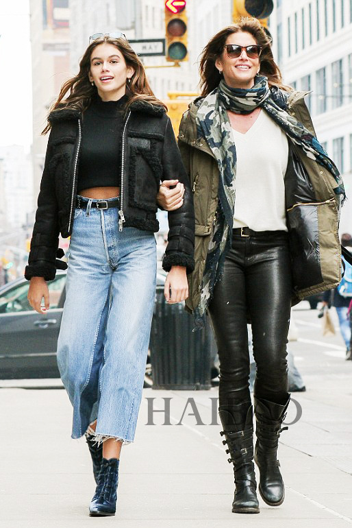 辛迪·克劳馥 (Cindy Crawford) 与女儿凯亚·葛伯 (Kaia Gerber) 2017年2月13日纽约街拍 皮毛一体夹克：All Saints、天鹅绒短靴：Freda Salvador