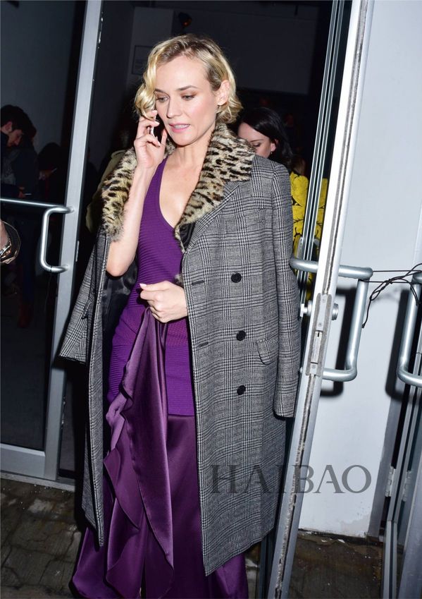黛安·克鲁格 (Diane Kruger) 2017年2月12日纽约街拍，看秀内场穿的紫色绸缎拼接连衣裙外罩格纹大衣，豹纹皮草领平添一抹雍容。
