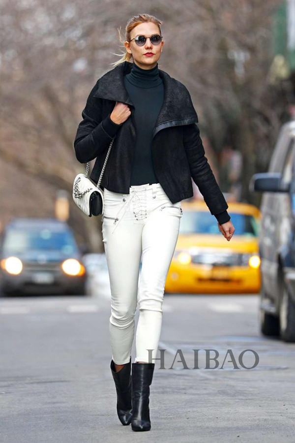 卡莉·克劳斯 (Karlie Kloss) 2017年2月16日纽约街拍，身穿Unravel系带紧身裤搭配缪缪 (Miu Miu) 链条包。腿即使被“黑白黑”的三段式穿法截短依然逆天，腿长两米星人就是任性！