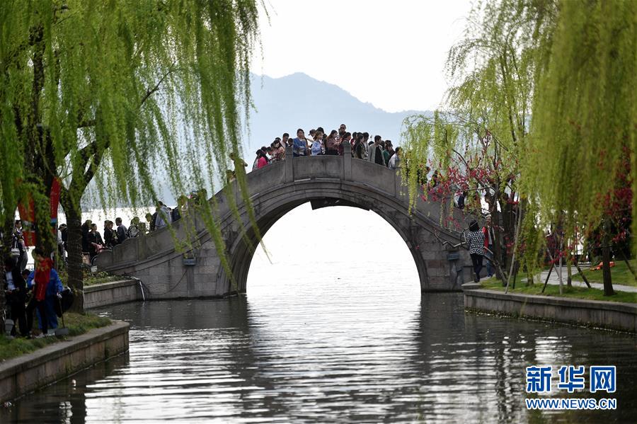 （社会）（2）春拂西湖人如潮