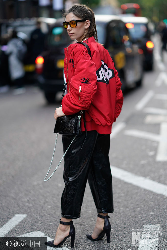 当地时间2017年9月16日，英国伦敦，2018春夏伦敦时装周：潮人街拍（9月16日）。***_***LONDON, ENGLAND - SEPTEMBER 16:  A guest wears a red Umbro bomber jacket, outside House of Holland, during London Fashion Week September 2017 on September 16, 2017 in London, England.  (Photo by Edward Berthelot/Getty Images)