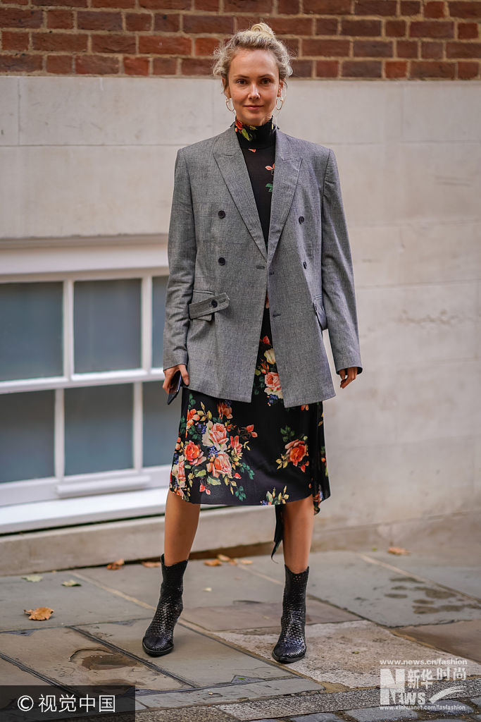 当地时间2017年9月16日，英国伦敦，2018春夏伦敦时装周：潮人街拍（9月16日）。***_***LONDON, ENGLAND - SEPTEMBER 16:  Olga Karput wears a gray blazer jacket, a flower print dress, black boots, outside Simone Rocha, during London Fashion Week September 2017 on September 16, 2017 in London, England.  (Photo by Edward Berthelot/Getty Images)