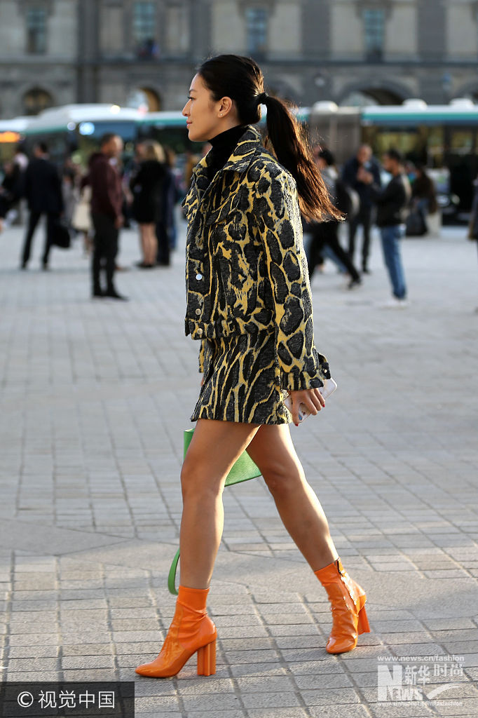 2018春夏巴黎时装周：梁伊妮豹纹印花裙装 漆皮粗跟短靴酷范儿时髦