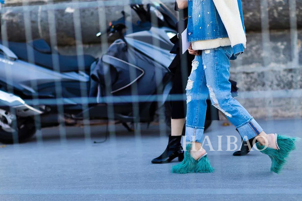 2017型人街拍演绎毛绒元素鞋履
