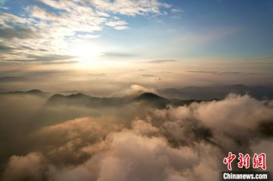 夕阳下的大芹山云海，美不胜收。　王东明 摄