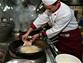 1月11日，汾陽豐泰苑酒店廚師長孫晉咏在炸制酥肉。