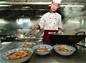 1月11日，汾陽豐泰苑酒店廚師長孫晉咏在為“八大碗”菜肴澆高湯。
