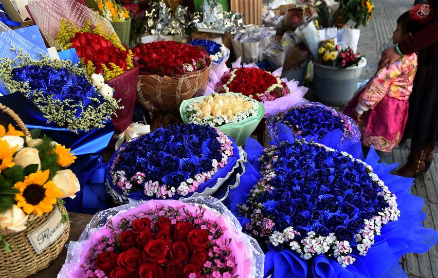 （经济）（1）云南大批鲜花上市供应节日市场