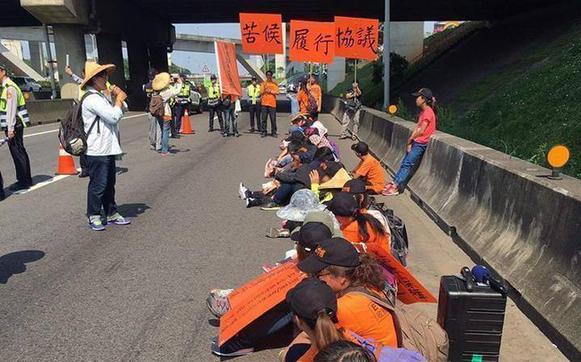 公路收费员自救会30日静坐抗议，抗议蔡英文当局补贴跳票