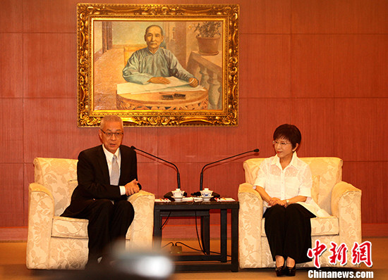 5月23日，中国国民党主席洪秀柱（右）与新一任主席当选人吴敦义台北会面。 <a target='_blank' href='http://www.chinanews.com/'><p  align=