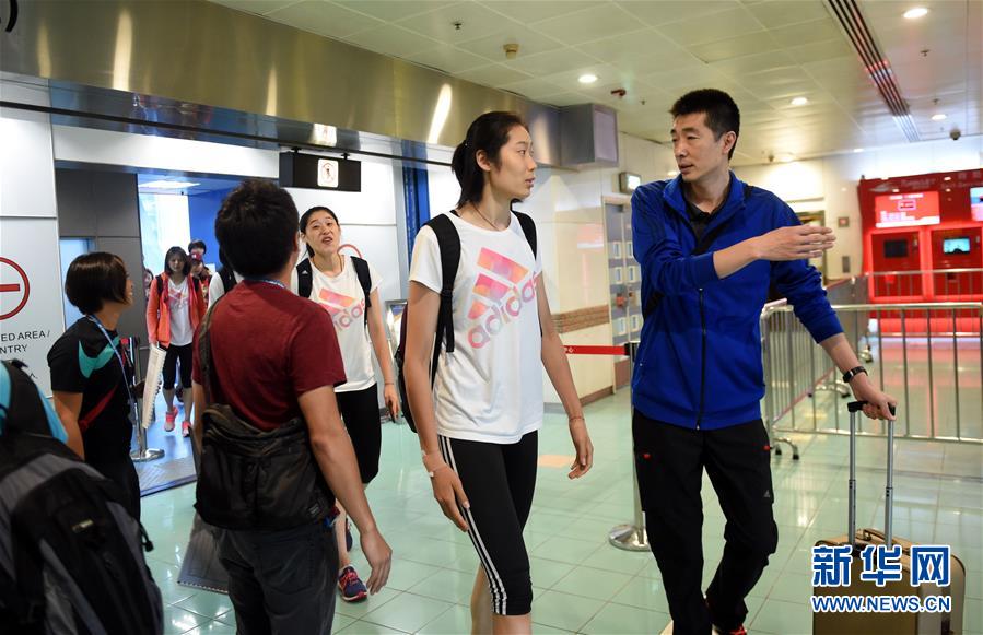 （体育）（1）排球——中国女排抵达香港