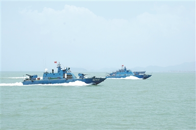 该海防旅船艇编队正在进行海上巡逻.