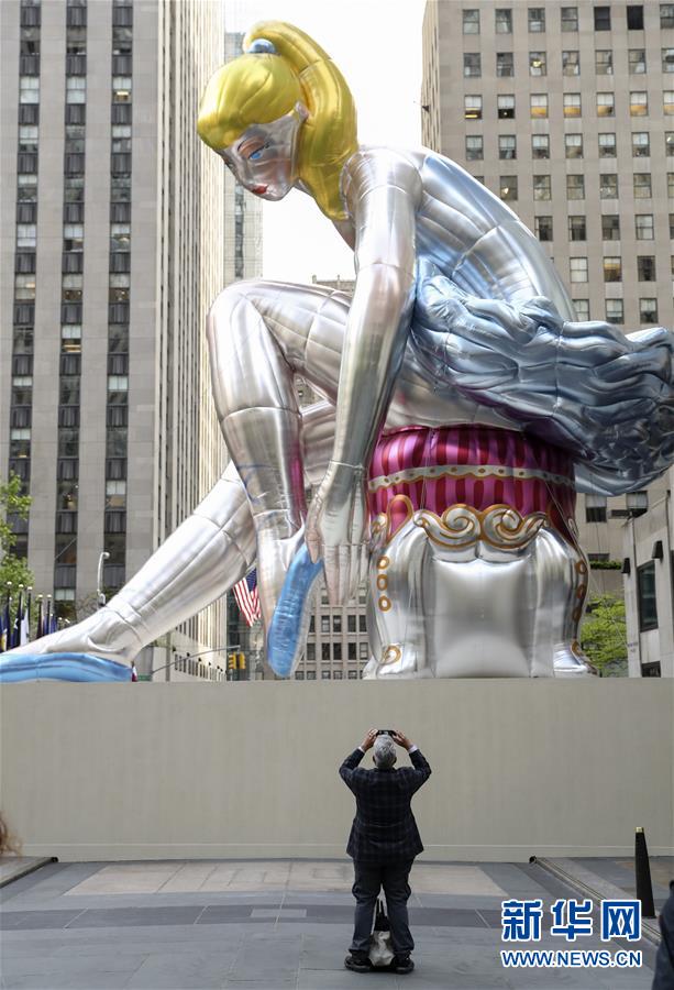 （国际）（4）巨型“芭蕾舞女”亮相纽约