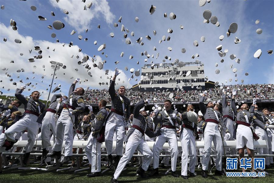 （国际）（1）美国西点军校举行毕业典礼