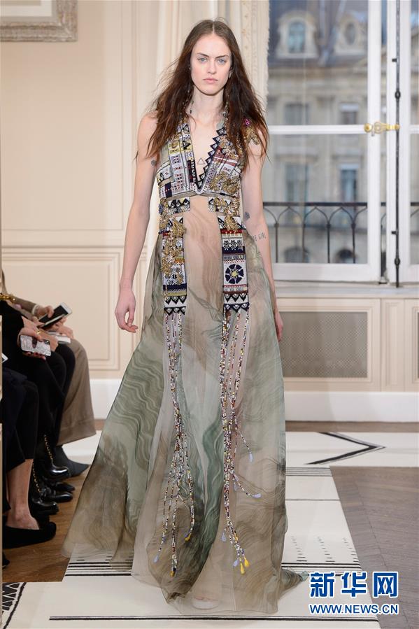 （国际）（1）巴黎时装周：夏帕瑞丽发布春夏高级定制新品