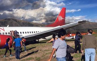 秘鲁一客机着陆时起火