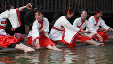 江苏常州淹城重现上巳节古风 汉服美女“曲水流觞”