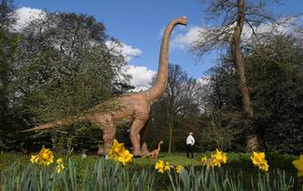 伦敦：恐龙模型迎游客