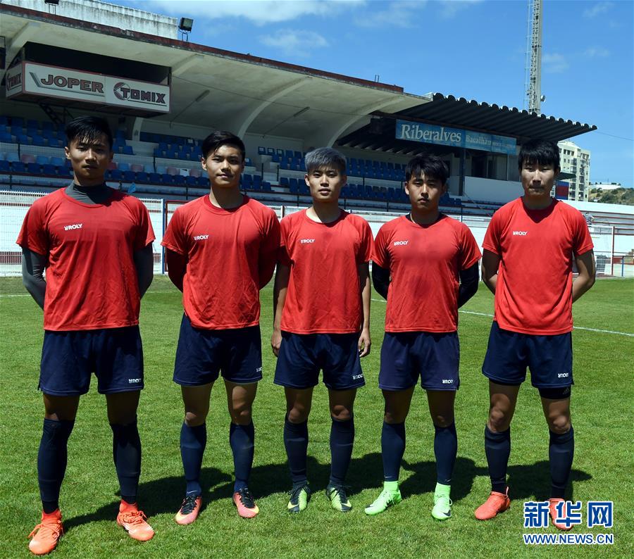 （体育）（1）足球——在葡萄牙托里什人队训练的中国小球员
