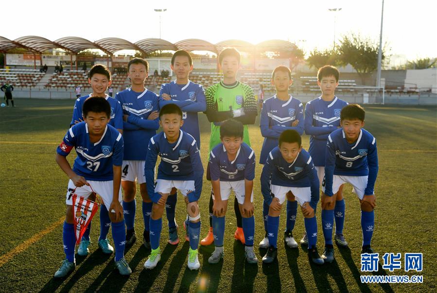 （体育）（1）足球——中国足球小将来到巴塞罗那