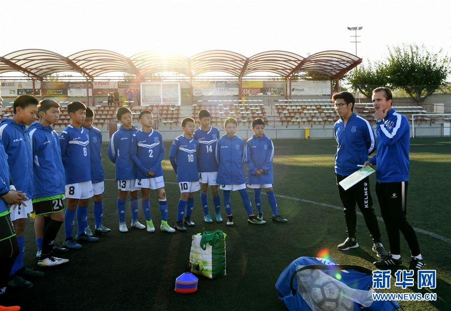 （体育）（3）足球——中国足球小将来到巴塞罗那