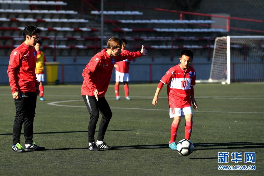 （体育）（7）足球——中国足球小将来到巴塞罗那