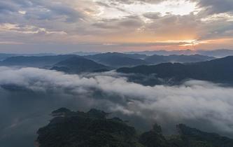 安徽霍山：雨后大别山