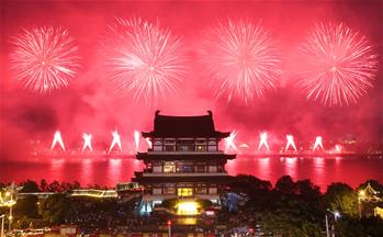 长沙橘子洲举行焰火晚会 庆祝建军90周年