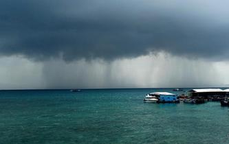 海南三亚上空出现壮观雨瀑景观