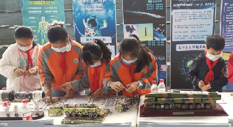“大国重器”科普巡展 小学生拼出“东风系列导弹”带回课堂给同学展示讲解