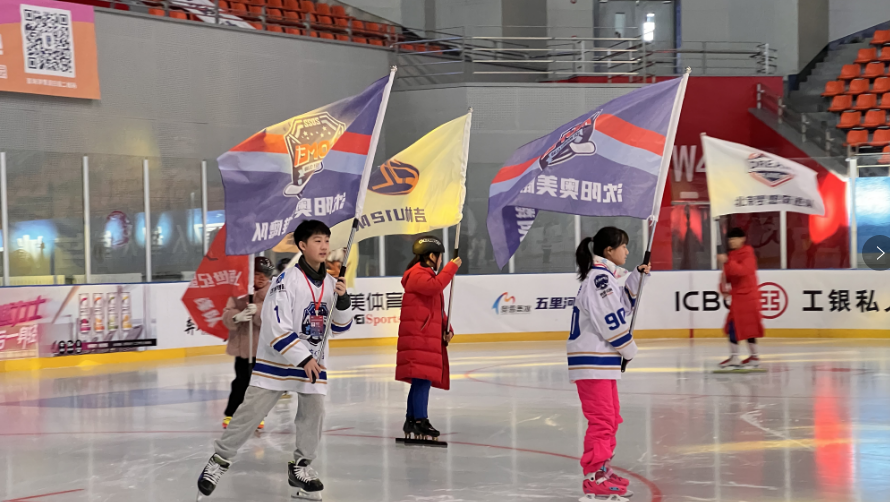 沈阳青少年冰球邀请赛启幕 国内外球员共享冰雪盛会