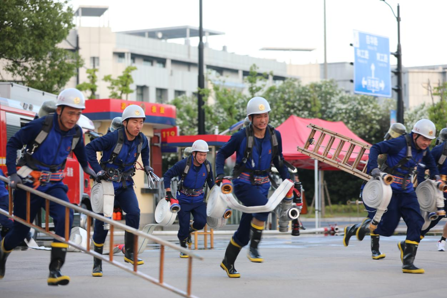 上海：“火焰藍”戰酷暑的夏季大練兵