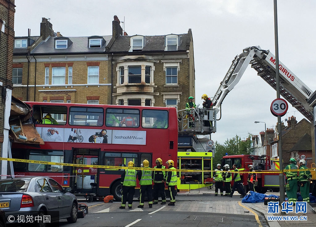 当地时间2017年8月10日，英国伦敦，交通高峰时刻，伦敦西南部一辆双层公共汽车撞入路边一商店，造成6人受伤。两名妇女被困在大巴的上层车厢，消防队员正在用专业工具对这两名妇女进行救助，警察和急救车也已赶赴现场。据警方介绍，发生事故的是77路公交大巴，目前伤员没有生命危险。发生事故的路段需要暂时封路，以便警方调查并确认现场情况。***_***Emergency services at the scene in Lavender Hill, southwest London, after a bus left the road and hit a shop.