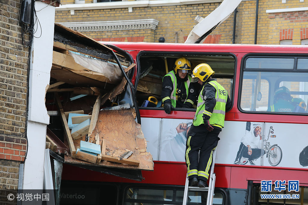当地时间2017年8月10日，英国伦敦，交通高峰时刻，伦敦西南部一辆双层公共汽车撞入路边一商店，造成6人受伤。两名妇女被困在大巴的上层车厢，消防队员正在用专业工具对这两名妇女进行救助，警察和急救车也已赶赴现场。据警方介绍，发生事故的是77路公交大巴，目前伤员没有生命危险。发生事故的路段需要暂时封路，以便警方调查并确认现场情况。***_***A bus has ploughed into a building on a busy south London high street leaving two passengers trapped and six people injured. Dramatic images showed the double decker wedged into the side of a kitchen design centre on Lavender Hill, Wandsworth, on Thursday morning. Police said six people, including the bus driver, had been injured in the smash and were being treated by paramedics from London Ambulance Service. The driver was taken to a south London hospital while five passengers were treated at the scene. Fire crews battled to free two female passengers who were trapped on the top deck of the bus.  © Alex Lentati / Evening Standard / eyevine  Contact eyevine for more information about using this image: T: +44 (0) 20 8709 8709 E: info@eyevine.com http://www.eyevine.com