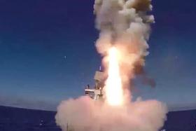 俄战舰发射巡航导弹打击“伊斯兰国”目标